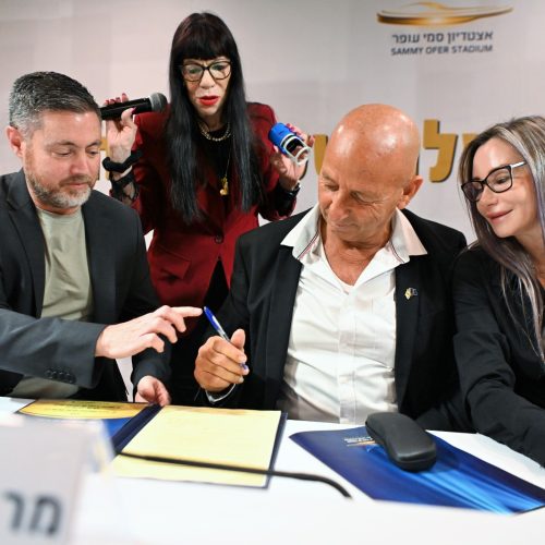 צביקה ברבי: "הפרויקט בסמי עופר הוא שובר שוויון" – ב13 במרץ נחתם הסכם להקמת שטחי מסחר בהשקעה של 23 מיליון ש"ח יוקמו 7,500 מ"ר של מסחר, פנאי והסעדה, שיהפכו את האצטדיון למוקד בילוי מוביל